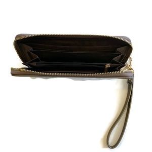 Clutches / wristlets